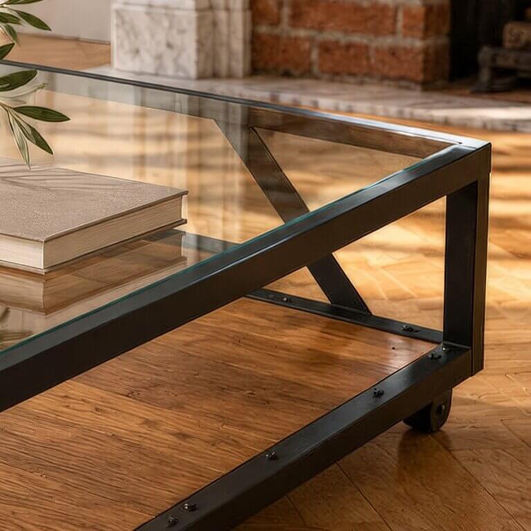 Gros plan Table basse industrielle, plateau en verre, sous-plateau en chêne. Qualité et gamme supérieure
